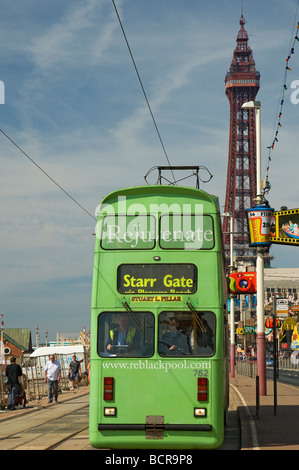 Elektrische Straßenbahn entlang der Goldenen Meile mit Turm im Hintergrund im Sommer Blackpool Lancashire England UK Vereinigtes Königreich GB Grossbritannien Stockfoto