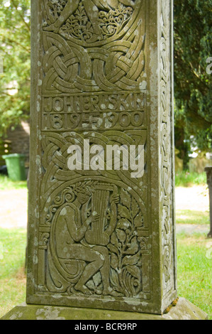 Nahaufnahme Detail Keltenkreuz, John Ruskin Grab Coniston Cumbria England UK GB Großbritannien markiert Stockfoto