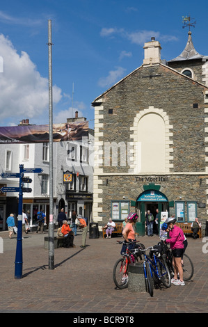 Menschen Touristen Besucher außerhalb der Moot Hall in Market Place Im Sommer Keswick Cumbria England Großbritannien GB Groß Großbritannien Stockfoto