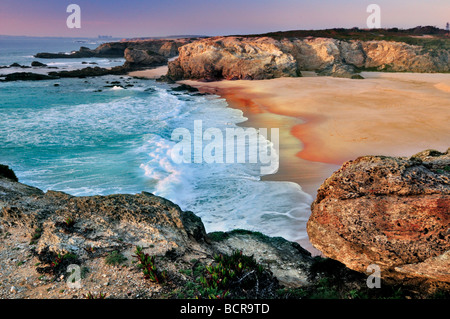 Portugal, Alentejo: Blick auf Praia Grande in Porto Covo Stockfoto