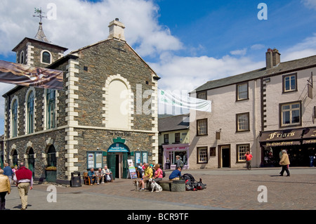 Menschen Touristen Besucher außerhalb der Moot Hall in Market Place Im Sommer Keswick Cumbria England Großbritannien GB Groß Großbritannien Stockfoto