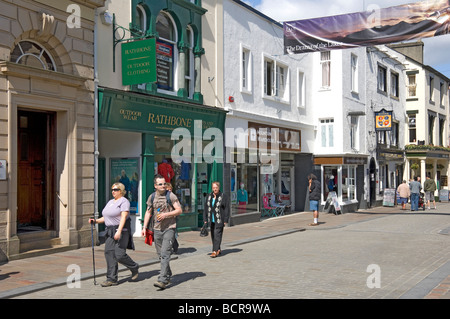 Wanderer Menschen Touristen Besucher und Einkäufer auf dem Marktplatz im Sommer Keswick Cumbria England Großbritannien GB Großbritannien Stockfoto