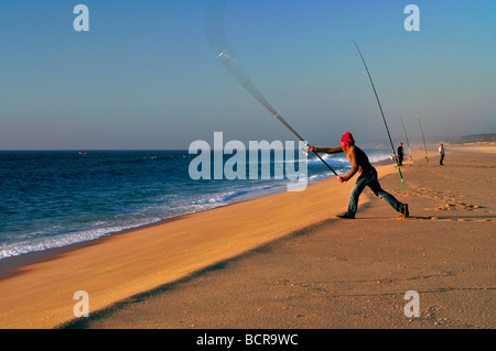 Portugal, Alentejo: Fischer werfen Angelrute an den Strand Melides Stockfoto