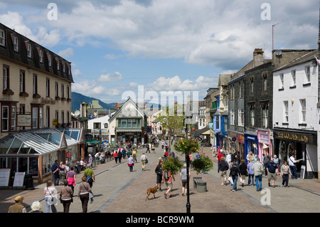 Menschen Touristen Besucher und Shopper der Marktplatz im Sommer Keswick Cumbria England Vereinigtes Königreich GB Großbritannien Stockfoto