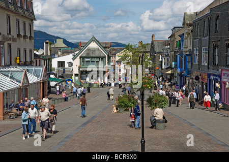 Menschen Touristen Besucher und Einkäufer Marktplatz im Sommer Keswick Lake District Cumbria England Vereinigtes Königreich GB Großbritannien Stockfoto