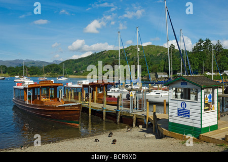 Ausflugsboot Boote, die im Sommer am Lake Windermere festgemacht haben Ambleside Lake District National Park Cumbria England Vereinigtes Königreich GB Großbritannien Stockfoto