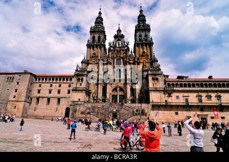 Spanien, Jakobsweg: Pilgern ankommen auf dem Obradeiro-Platz und ein Schuss von der Kathedrale von Santiago de Compostela Stockfoto