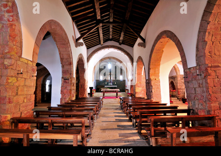 Spanien, Jakobsweg: Langhaus der romanischen Iglesia Santa Maria in O Cebreiro, Galicien Stockfoto