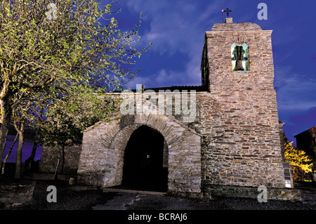 Spanien, Jakobsweg: Nächtliche Blick auf romanische Kirche Iglesia de Santa Maria in O Cebreiro, Galicien Stockfoto