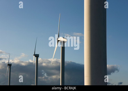 Windkraftanlagen produzieren sauberen Energie in Ovenden Moor in der Nähe von Halifax in West Yorkshire, Großbritannien Stockfoto