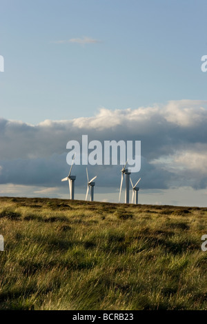 Windkraftanlagen produzieren sauberen Energie in Ovenden Moor in der Nähe von Halifax in West Yorkshire, Großbritannien Stockfoto