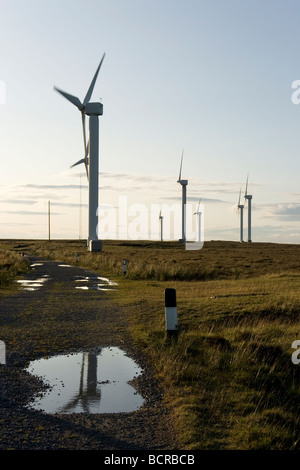 Windkraftanlagen produzieren sauberen Energie in Ovenden Moor in der Nähe von Halifax in West Yorkshire, Großbritannien Stockfoto