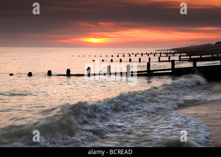 Sonnenuntergang am Strand, Worthing, West Sussex Göring Stockfoto