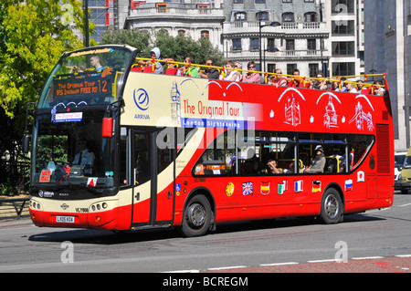 Touristen auf dem offenen sonnigen Sommerdeck des Arriva Sightseeing Doppeldecker Tourismus Tourbus im Park Lane Mayfair Bezirk von London England Stockfoto