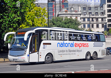 Fahrer bei der Arbeit im National Express-Personenbusdienst auf der Strecke Central London zum Flughafen Stansted, gesehen in Park Lane London England Stockfoto