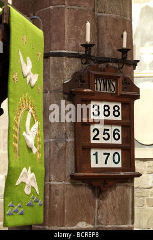 Kirche innen Kreuz Holzschnitzerei Holzschnitzerei Laubsägearbeiten Dekoration aus Holz Saint Peter mittelalterliche Handwerk Mitte altert geschnitzten schnitzen Stockfoto