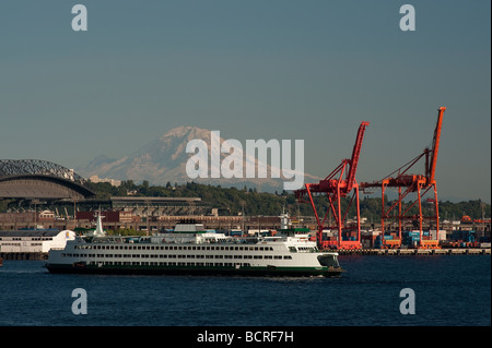 Mount Rainier mit Hafen von Seattle Kränen und Fähre auf Elliott Bay Seattle Washington State, USA Stockfoto