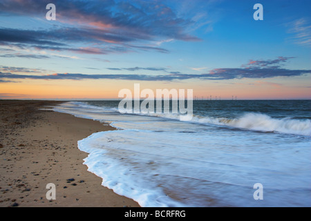 Einen schönen Frühsommer-Abend bei Great Yarmouth s North Beach mit Blick auf die Scroby Sands Offshore-Windpark Stockfoto
