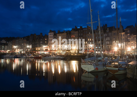 Abend im Hafen von Honfleur, Normandie, Frankreich Stockfoto