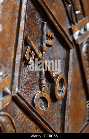 Wichtigsten Kreuz Holzschnitzerei Holzschnitzerei Laubsägearbeiten Dekoration aus Holz Sankt Peter Kirche Mittelalter mittelalterliche Handwerk geschnitzt schnitzen Stockfoto