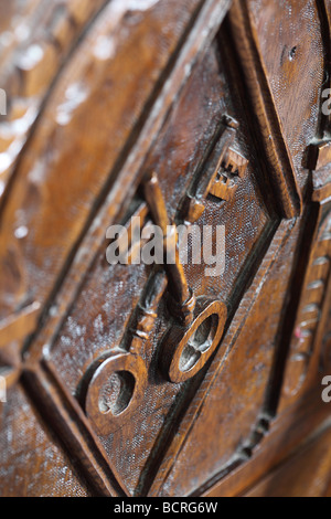 Wichtigsten Kreuz Holzschnitzerei Holzschnitzerei Laubsägearbeiten Dekoration aus Holz Sankt Peter Kirche Mittelalter mittelalterliche Handwerk geschnitzt schnitzen Stockfoto