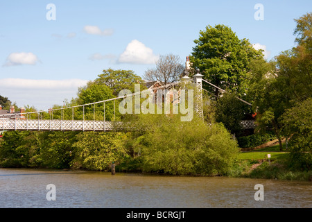 Queens Park Fußgängerbrücke über den Fluss Dee in Chester, Cheshire Stockfoto