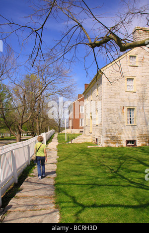 Touristischen Spaziergänge von historischen Gebäuden an Shaker Village von Pleasant Hill unsere Kentucky Stockfoto