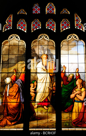Glasmalerei-Fenster Darstellung Moses und die 10 Gebote im Peterhouse College Chapel, Cambridge England UK