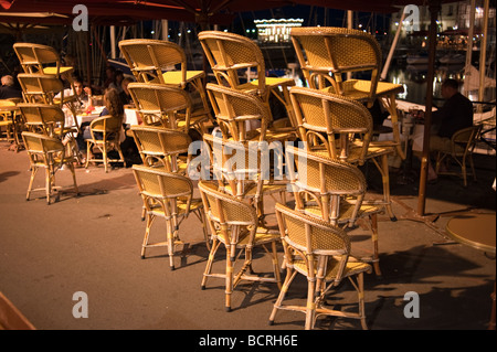 Stühle im Freien ein Bistro in Honfleur, Frankreich Stockfoto