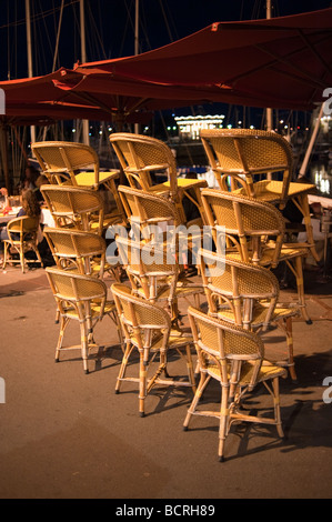 Stühle im Freien ein Bistro in Honfleur, Frankreich Stockfoto