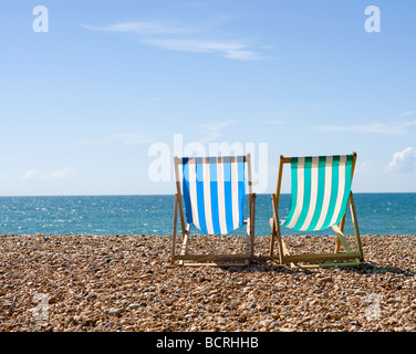 Liegestühle am Strand von Brighton Stockfoto