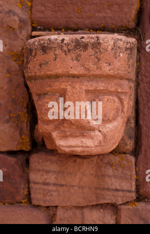 Nahaufnahme von geschnitzten Tenon-Steinkopf eingebettet in Wand der Tiwanaku Semi-subterranean Tempel, Bolivien.  UNESCO-Weltkulturerbe Stockfoto