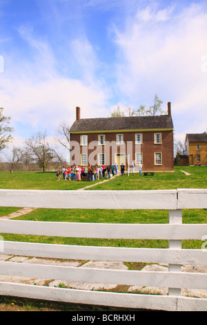 Schulklasse vor Osten Familie Brüder s Shop an Shaker Village von Pleasant Hill unsere Kentucky Stockfoto