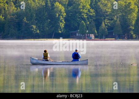 Paar Angeln vom Kanu im vierten See in der Nähe von Einlass in den Adirondack Mountains of New York Stockfoto