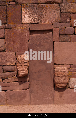 Halb-unterirdischen Tempel in Tiwanaku, Bolivien. UNESCO-Weltkulturerbe erklärt. Wand mit Kopf-Skulpturen-Detail Stockfoto