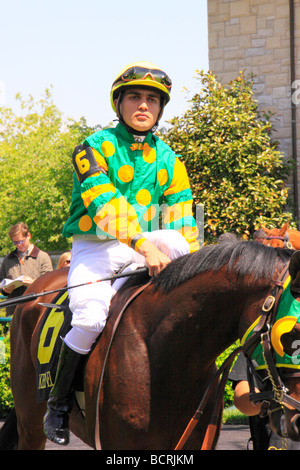 Ein Jockey reitet seine Vollblüter aus dem Fahrerlager auf die Strecke bei Keeneland Race Course Lexington Kentucky Stockfoto