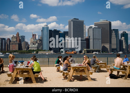 Besucher historische Gouverneur s Island in den Hafen von New York genießen die Water Taxi Beach-Konzession Stockfoto