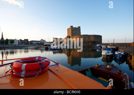 Carrickfergus Castle liegt am Ufer von Belfast, von John de Courcy 1177 als sein Hauptquartier errichtet, nachdem er Geschäftsgebäuden erobert Stockfoto