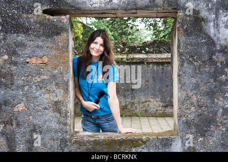 Ein Tourist, der Blick durch ein Fenster an der Tu Duc Grab in Hue, Vietnam Stockfoto