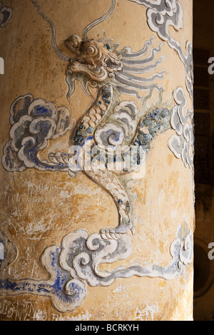 Detaillierten Drachen auf einer Säule innerhalb der Tu Duc Grab in Hue, Vietnam Stockfoto