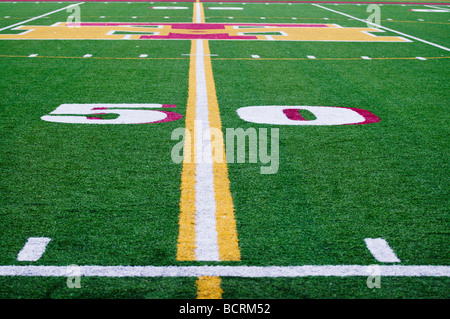 50-Yard-Linie auf einem amerikanischen High-School-Fußball-Spielfeld. Stockfoto