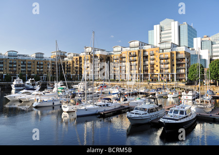 Luxus Wohnungen City Quay und Yachten vor Anker im Osten dock Marina St Katherine Dock London England UK Europe Stockfoto