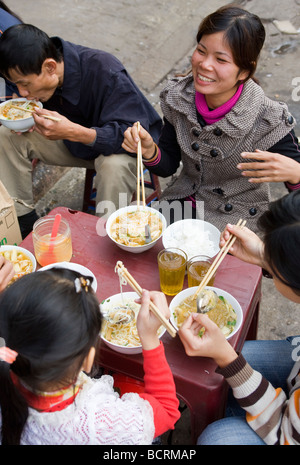 Gruppe von Diners Street Food Stall Hanoi Vietnam Stockfoto