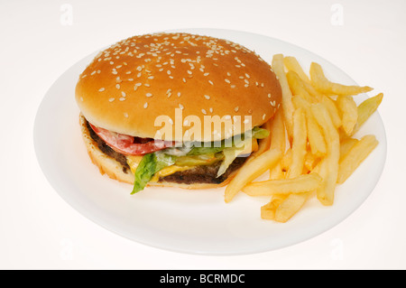 Whopper Burger und Pommes oder Frites von Burger King auf weißen Teller auf weißem Hintergrund, Ausschnitt. Stockfoto