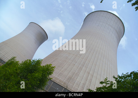 Kühltürme des Kernkraftwerks Gundremmingen in Bayern, Deutschland. Kühltürme Kernkraftwerk Gundremmingen. Stockfoto