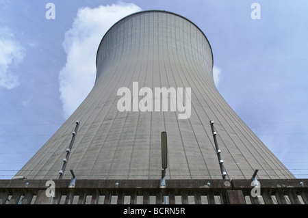 Kühlturm des Kernkraftwerks Gundremmingen in Bayern, Deutschland. Kühlturm Kernkraftwerk Gundremmingen. Stockfoto