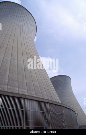 Kühltürme des Kernkraftwerks Gundremmingen in Bayern, Deutschland. Kühltürme Kernkraftwerk Gundremmingen. Stockfoto