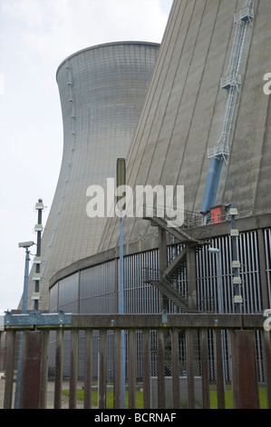 Kühltürme des Kernkraftwerks Gundremmingen in Bayern, Deutschland. Kühltürme Kernkraftwerk Gundremmingen. Stockfoto