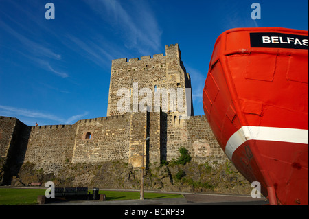 Carrickfergus Castle mit der Vorderseite der Fischkutter im Vordergrund County Antrim Stockfoto