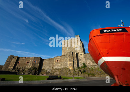 Carrickfergus Castle mit der Vorderseite der Fischkutter im Vordergrund County Antrim Stockfoto